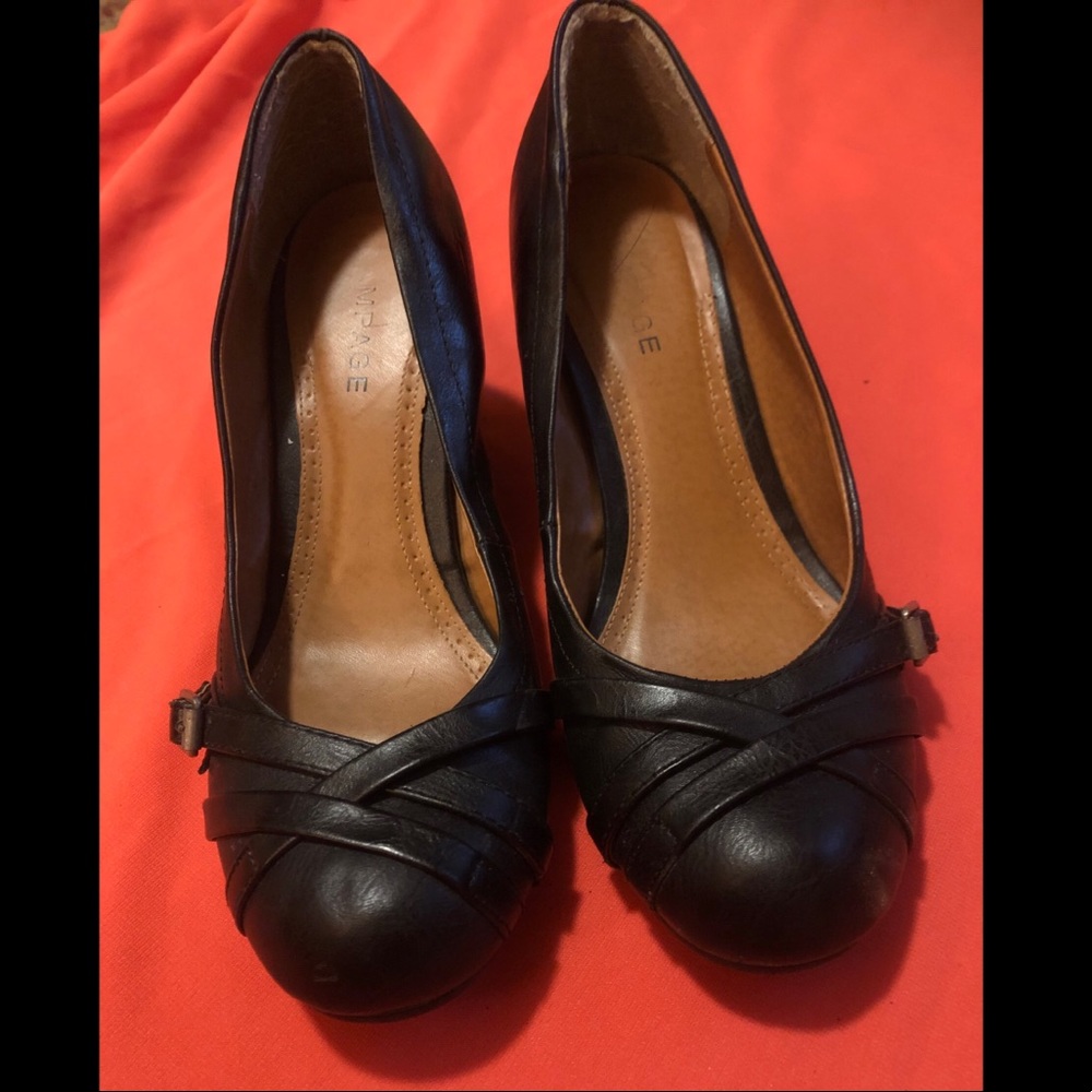 Black wedges